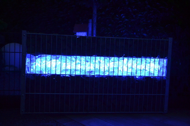 Farbe mit Fernbedienung eingestellt.